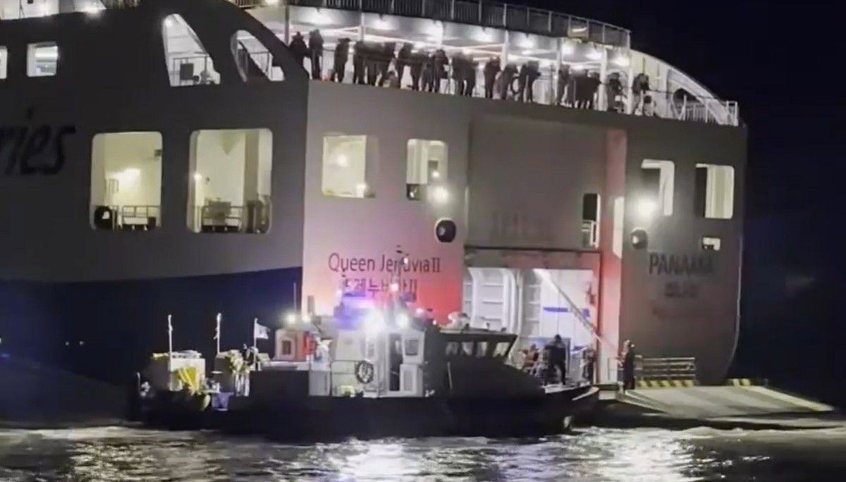 신안 해상에서 여객선 좌초, 해경 구조 중. 19일 오후 8시 16분쯤 전남 신안군 장산면 족도에 260여명이 탑승한 여객선이 좌초돼 해경이 구조 작업을 벌이고 있다. / 목포해경 제공, 뉴스1