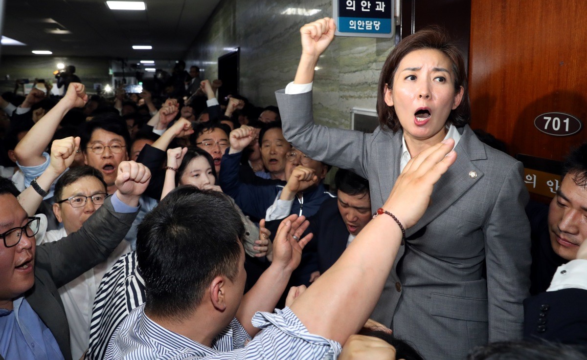 2019년 4월 나경원 자유한국당 원내대표를 비롯한 의원들과 보좌관들이 서울 여의도 국회 의안과 앞에서 여당의 공수처법 등 패스트트랙 지정 법안을 저지하기위해 몸으로 막아서며 구호를 외치고 있다. / 뉴스1