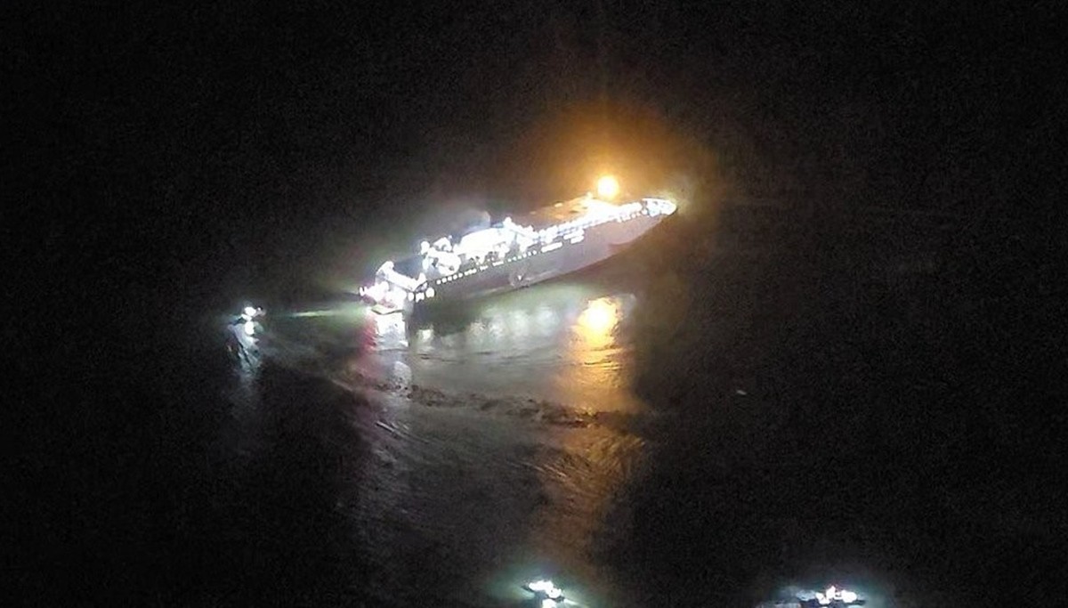 19일 오후 8시 17분쯤 전남 신안군 장산도 남방 족도에 여객선 퀸제누비아2호가 좌초돼 해경이 구조 작업을 벌이고 있다. 보건복지부는 19일 오후 전남 신안군 해상에서 발생한 여객선 좌초와 관련해 '현재 중앙응급의료센터 재난의료상황실에서 광주전라권역에 재난의료대응단계 '주의 단계'(코드 옐로)를 발령해 대응 중'이라고 밝혔다. / 목포해경 제공-연합뉴스