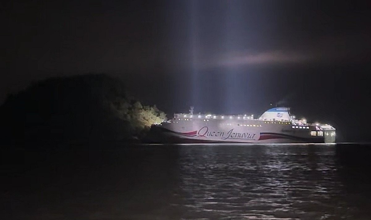 19일 오후 8시 17분쯤 전남 신안군 장산도 남방 족도에 여객선 퀸제누비아2호가 좌초돼 해경이 구조 작업을 벌이고 있다. / 목포해경 제공-연합뉴스