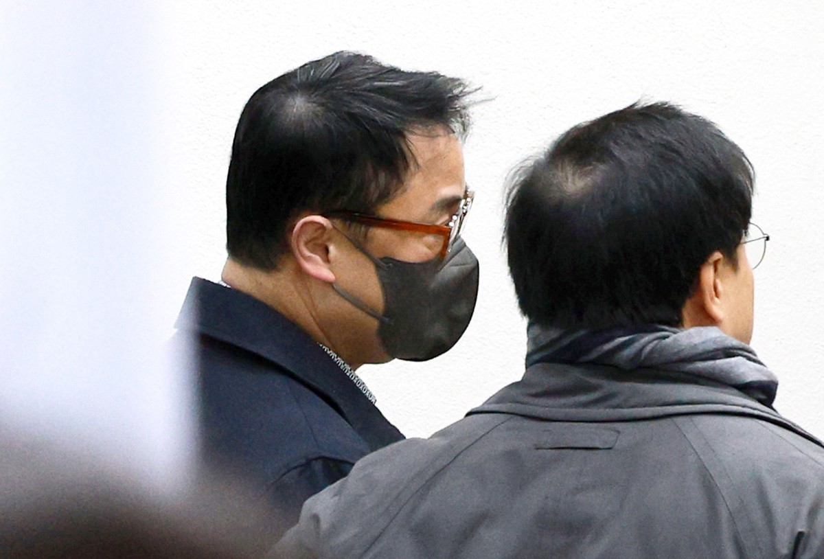 김건희 여사의 오빠 김진우 씨가 19일 서울 서초구 서울중앙지법에서 열린 구속 전 피의자 심문(영장실질심사)에 출석하고 있다. 자료 사진. 김진우 씨는 모친 최은순 씨와 시행사 ESI&D를 차례로 경영하며 2011∼2016년 공흥지구에 350세대 규모의 아파트를 건설해 800억 원 상당의 매출을 올렸음에도 허위 서류를 꾸며 개발부담금을 축소하려 한 혐의를 받고 있다. 또 김건희 여사가 김상민 전 부장검사로부터 공천 청탁의 대가로 받은 이우환 화백 그림을 장모 자택에 숨겨두는 등 수사 증거를 인멸한 혐의도 받고 있다.      / 연합뉴스