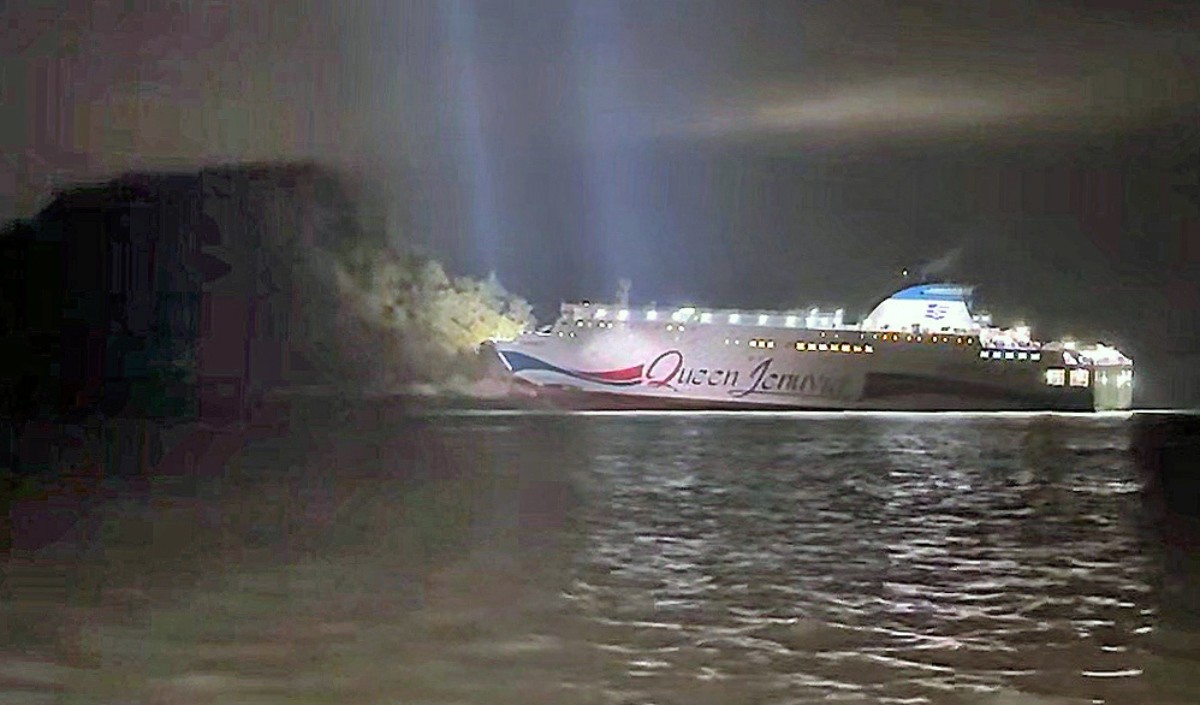 19일 오후 8시 16분쯤 전남 신안군 장산면 족도에 260여명이 탑승한 여객선이 좌초돼 해경이 구조 작업을 벌이고 있다. / 목포해경 제공. 뉴스1