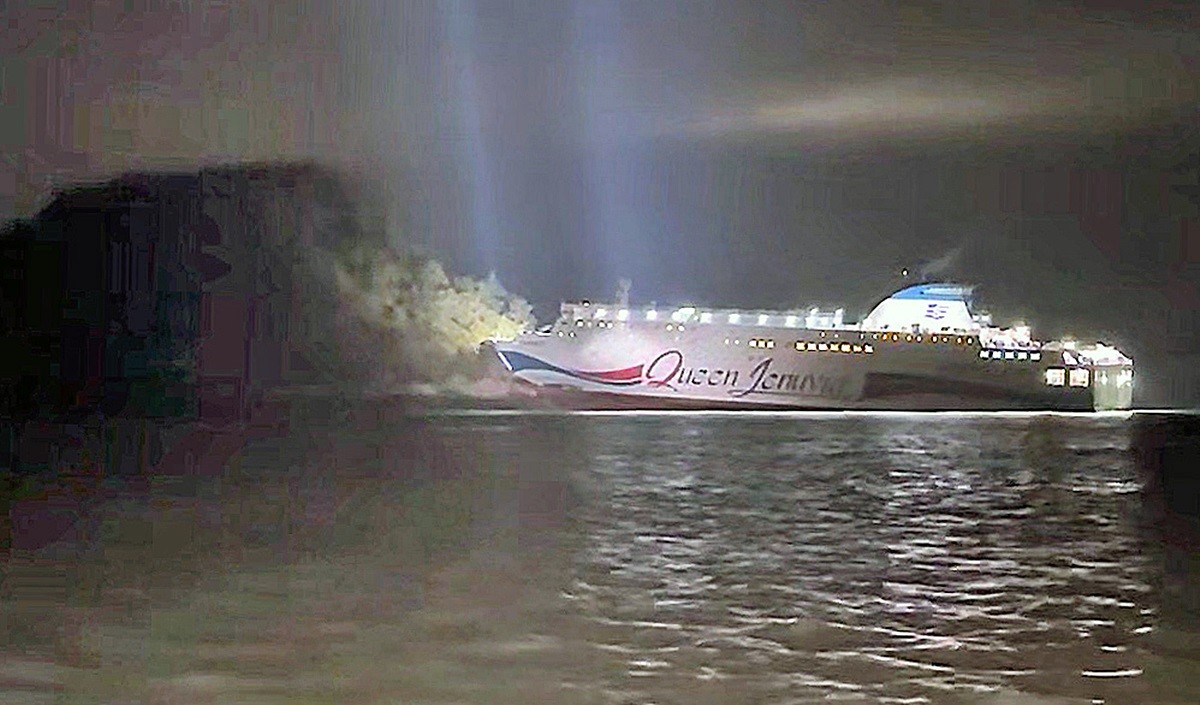 19일 오후 전남 신안군 장산면 족도에 여객선이 좌초돼 해경이 구조 작업을 벌이고 있다. 이번 좌초 사고와 관련해 해당 여객선의 항해 책임자가 휴대전화(휴대폰)를 보는 등 딴짓을 하다가 사고를 내 것으로 해경 초기 수사에서 확인됐다. / 목포해경 제공-뉴스1