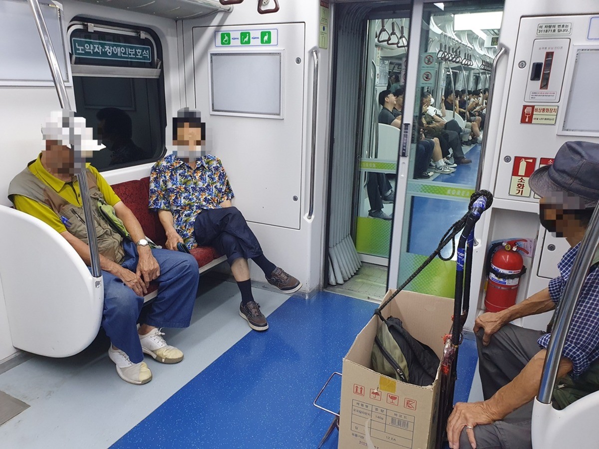 지하철 객차 양 끝에 설치된 노약자석. / 연합뉴스