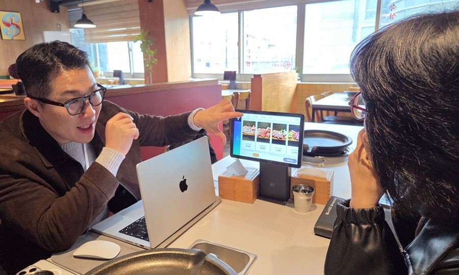 ‘디지털 성장 브릿지사업’에 선정된 자활사업장이 홍보 마케팅에 관한 컨설팅을 받고 있다 / KT대구경북광역본부 제공