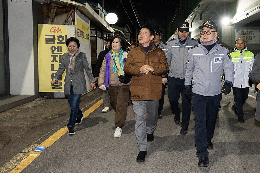 김동근 시장이 11월 19일 망월사역 인근 안심귀갓길 일대(약 400m 구간) 야간 합동 점검을 실시했다