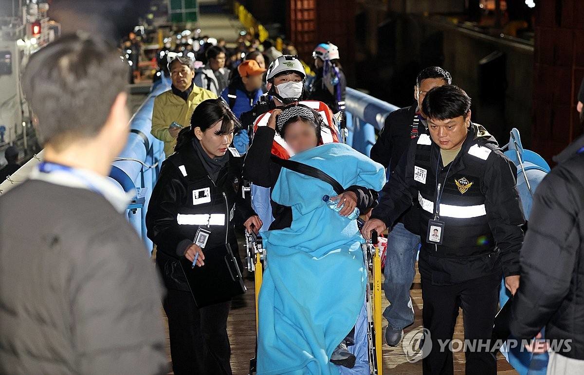 지난 19일 오후 전남 목포시 목포해양경찰서 전용 부두로 여객선 퀸제누비아2호 탑승객들이 구조돼 놀란 가슴을 쓸어내리며 이동하고 있다. 267명이 탑승한 퀸제누비아2호는 이날 오후 8시 17분께 전남 신안군 장산도 남방 족도에 좌초됐다 / 연합뉴스