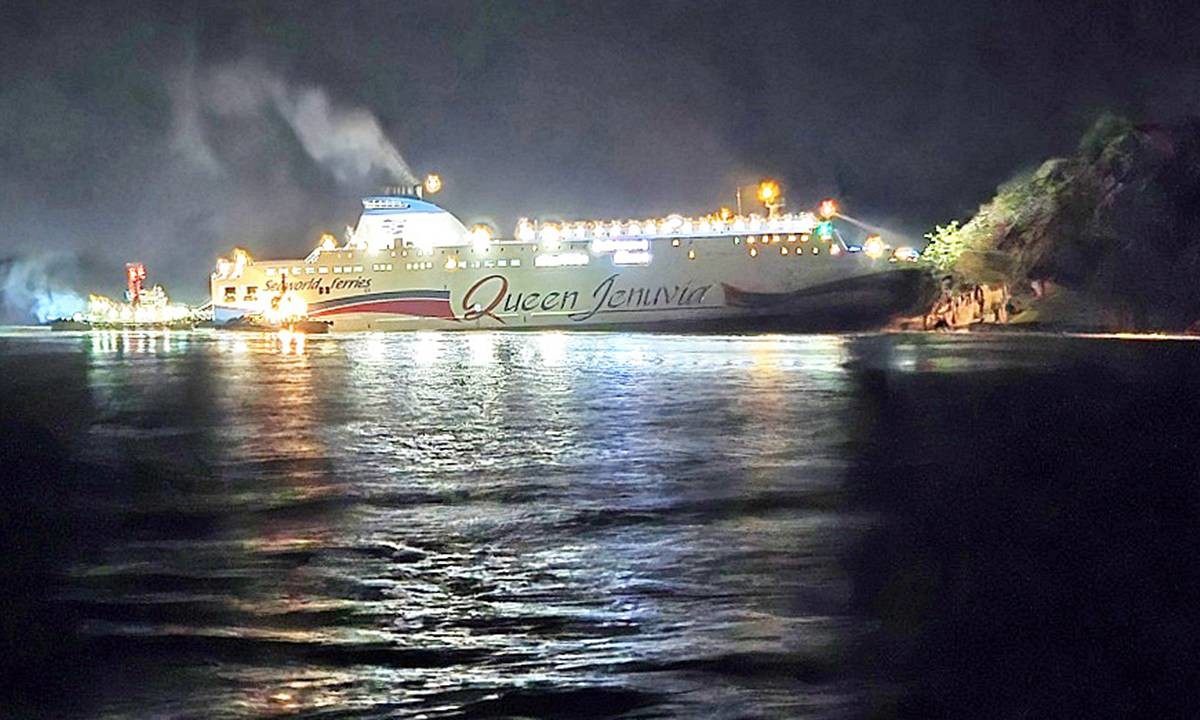 전남 신안군 무인도인 족도에 좌초된 대형 여객선이 20일 새벽 해경에 의해 이초되고 있다 / 목포해경 제공, 뉴스1