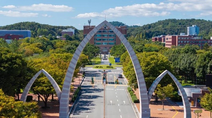 경상국립대·경상국립대병원이 2025 국정감사에서 받은 비판은 단순 실수가 아니라 조직 운영 전반의 붕괴를 드러냈다. / 사진=경상대홈피갭쳐