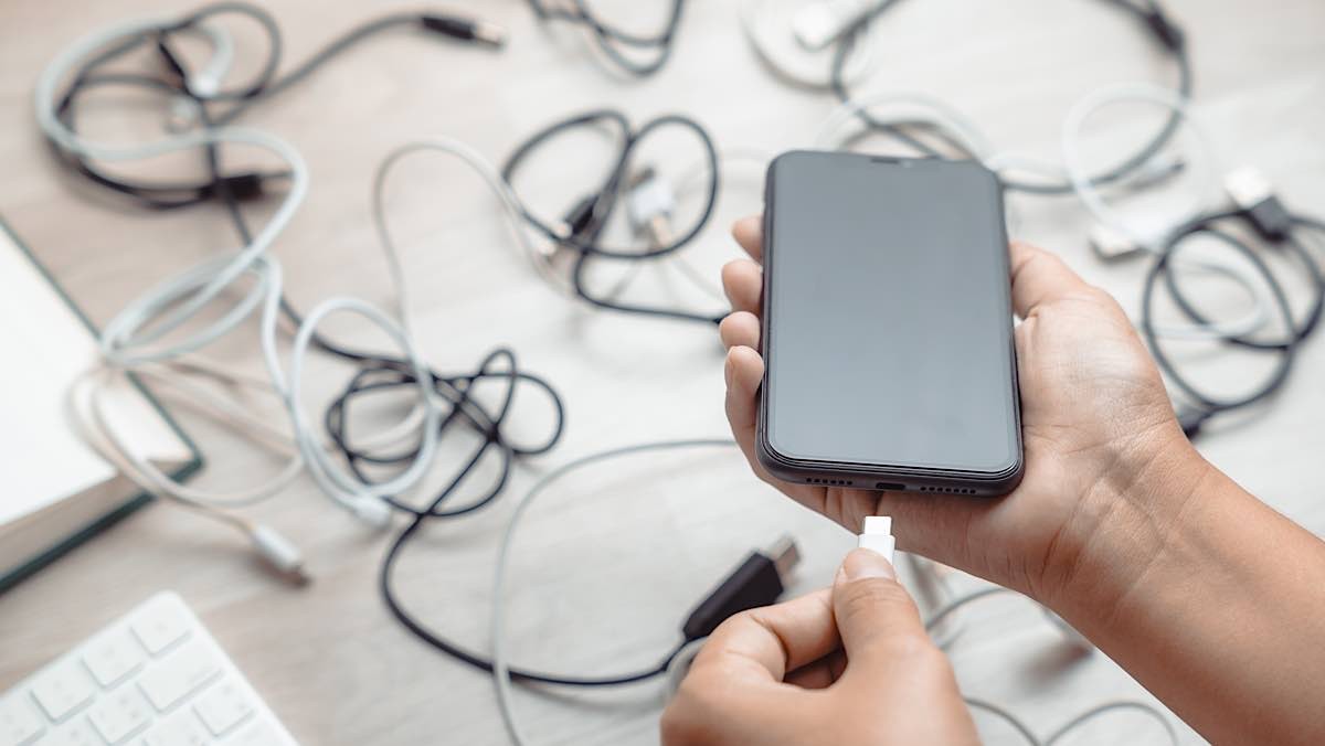 핸드폰 충전 자료사진 / patpitchaya-shutterstock.com