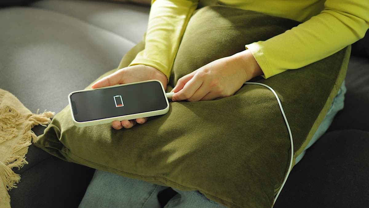 핸드폰충전 자료사진 / Wan Jeap-shutterstock.com