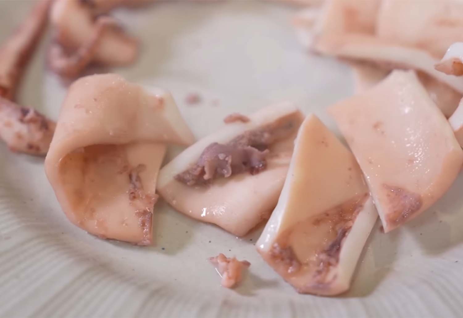 데친 갈고리흰오징어 / '입질의추억TV' 유튜브