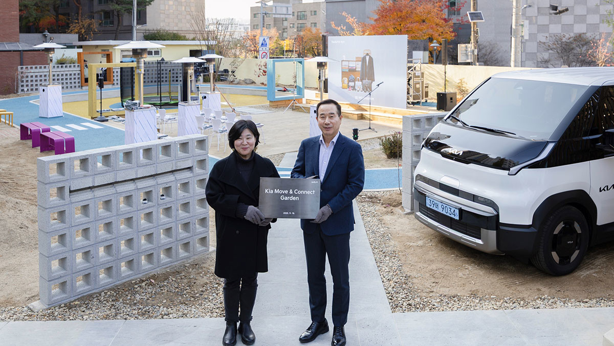 정원정 기아 국내사업본부장 부사장(오른쪽)과 허경아 꿈나무마을 파란꿈터 원장이 'Move & Connect' 행사 기념 촬영을 하는 모습. / 기아