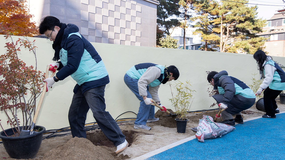 Move & Connect 행사에서 기아 임직원들이 봉사활동을 하는 모습. / 기아