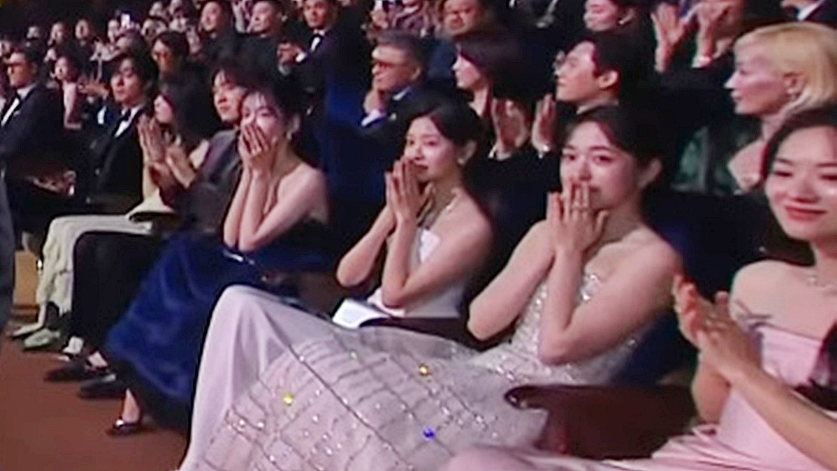 청룡영화상 축하 공연에 깜짝 등장한 박정민에 놀란 여배우들 / KBS