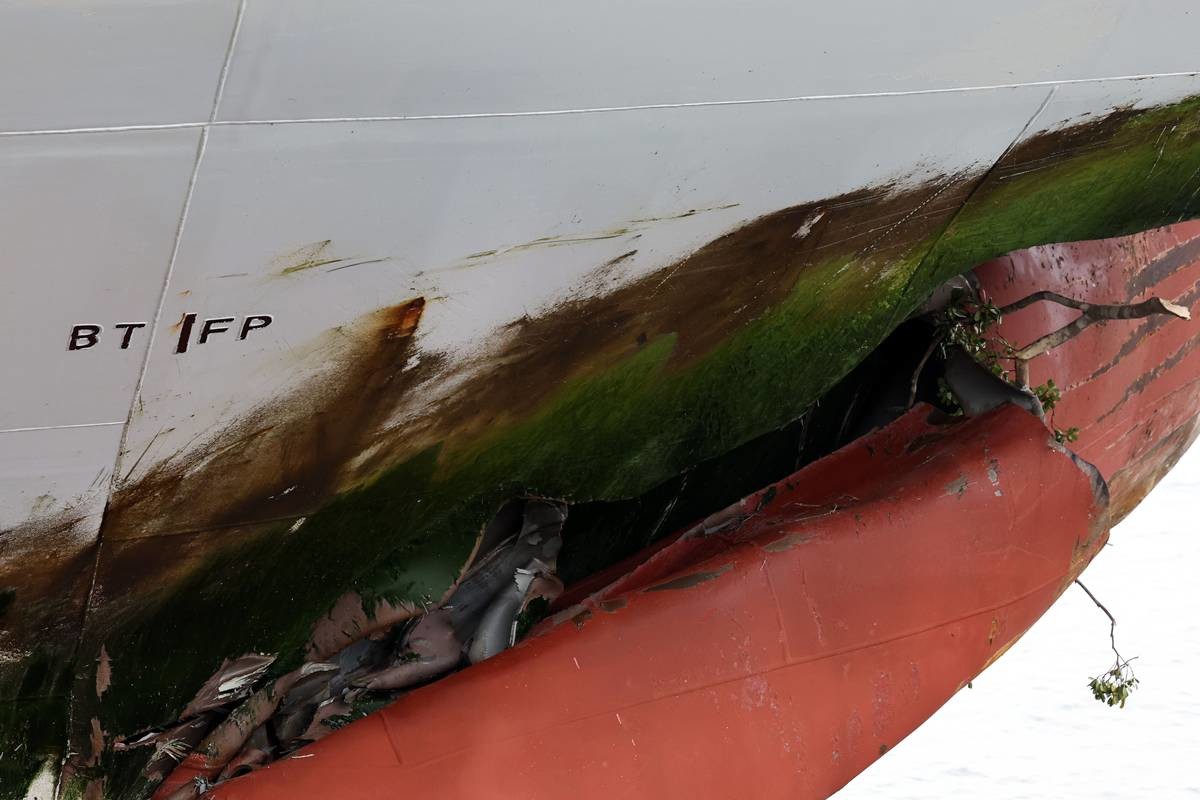 전남 신안 해상에서 좌초된 여객선 퀸제누비아2호가 20일 전남 목포시 산정동 삼학부두에 정박해 있다. 사진은 사고 부위의 모습 / 뉴스1