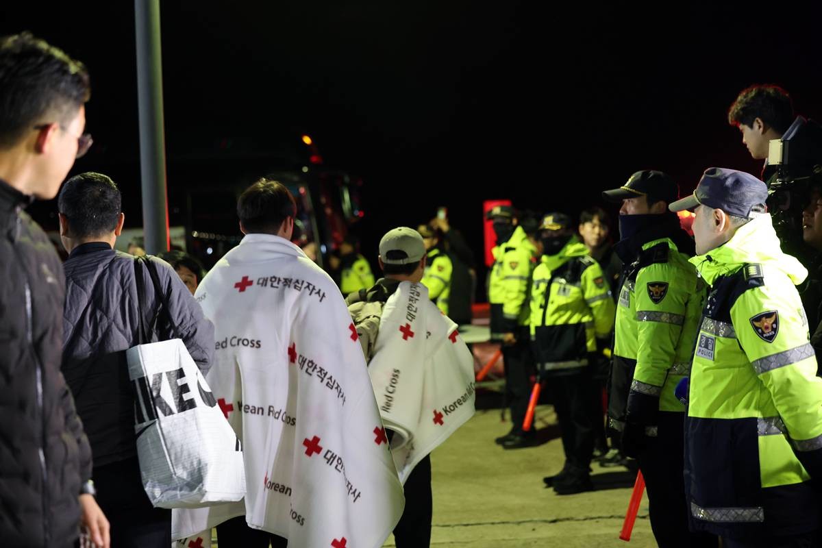 전남 신안 해상에서 좌초된 여객선 퀸제누비아2호 탑승객들 19일 밤 전남 목포해양경찰서 전용 부두로 도착하고 있다. 전날 오후 8시 16분쯤 전남 신안군 장산면 족도에 267명(승객 246명, 승무원 21명)이 탑승한 여객선이 좌초돼 해경이 전원 구조했다 / 뉴스1
