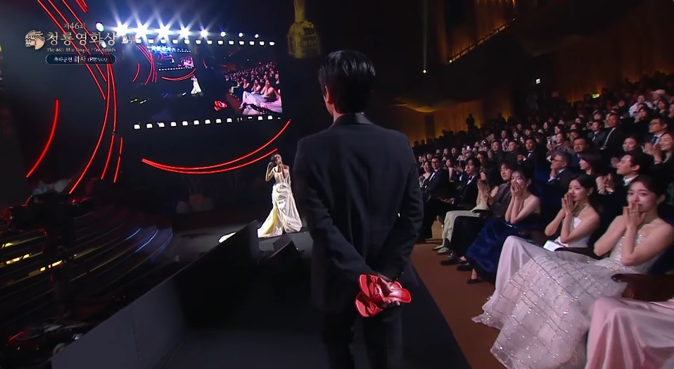 화사의 축하 공연에 깜짝 등장한 배우 박정민 / KBS