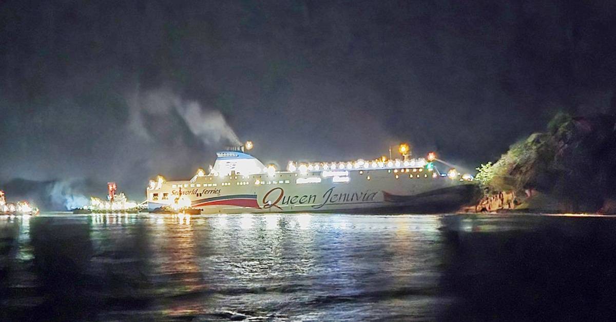 전남 신안군 무인도인 족도에 좌초된 대형 여객선이 20일 새벽 해경에 의해 이초되고 있다 / 목포해경 제공, 뉴스1