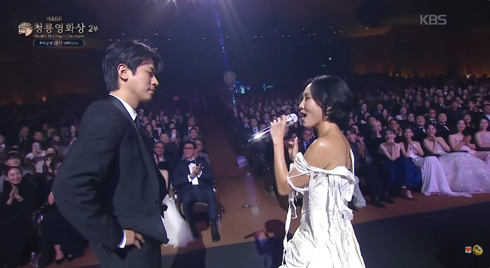 화사와 함께 축하 무대를 꾸민 배우 박정민 / KBS