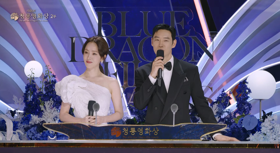 박정민 축하 공연에 소감 전하는 MC 이제훈 / KBS