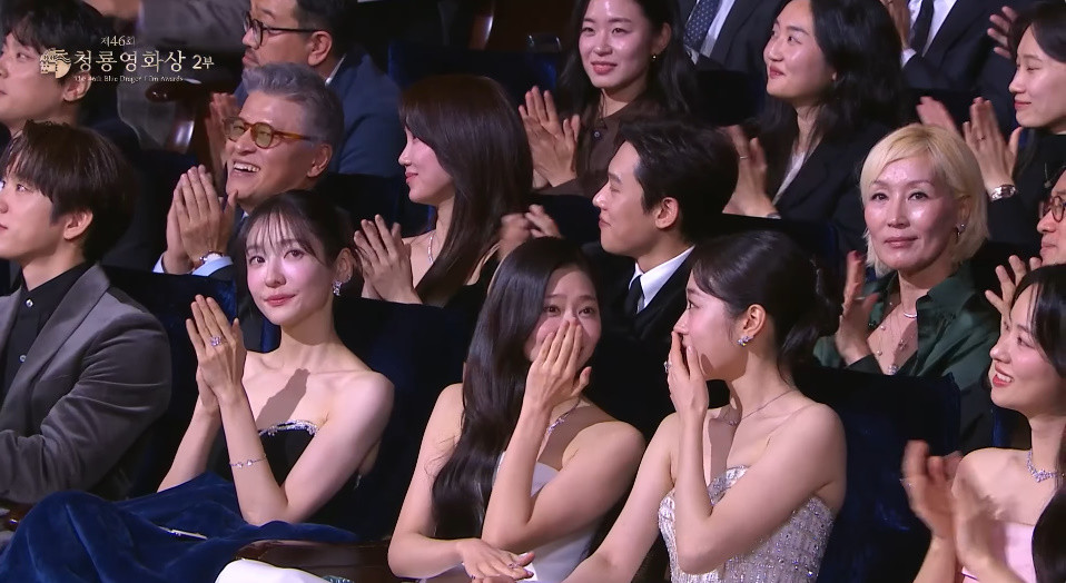 박정민과 화사의 축하 공연에 박수 보내는 배우들 / KBS