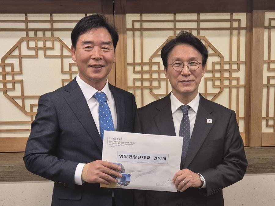 오중기 위원장(왼쪽)의 김민석 국무총리 방문 모습/민주당포항북 제공