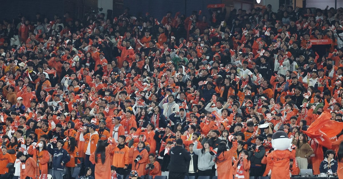 지난달 31일 대전 한화생명볼파크에서 열린 프로야구 2025 신한 SOL뱅크 KBO 포스트시즌 한국시리즈 5차전 LG 트윈스와 한화 이글스의 경기, 한화 응원단이 열정적인 응원을 펼치고 있다. / 뉴스1