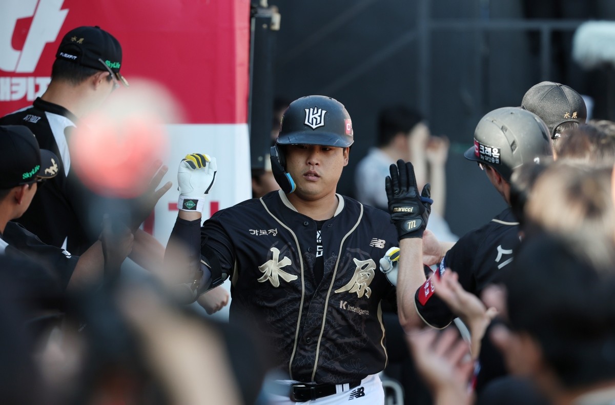 지난 9월 18일 오후 경기 수원시 장안구 KT위즈파크에서 열린 '2025 신한 SOL 뱅크 KBO리그' LG 트윈스와 KT 위즈의 경기, 4회말 1사 주자 없는 상황 KT 강백호가 홈런을 치고 더그아웃에서 동료들의 축하를 받고 있다. / 뉴스1