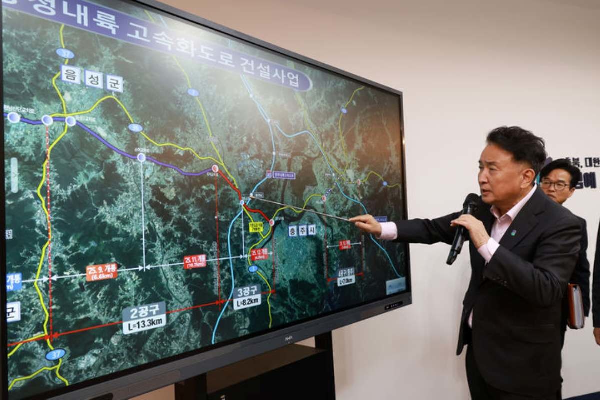 김영환 충북지사가 지난 17일 청주시 상당구 문화동 충북도청 브리핑룸에서 기자회견을 열어 충청내륙고속화도로 개통 구간을 설명하고 있다. / 충북도 제공