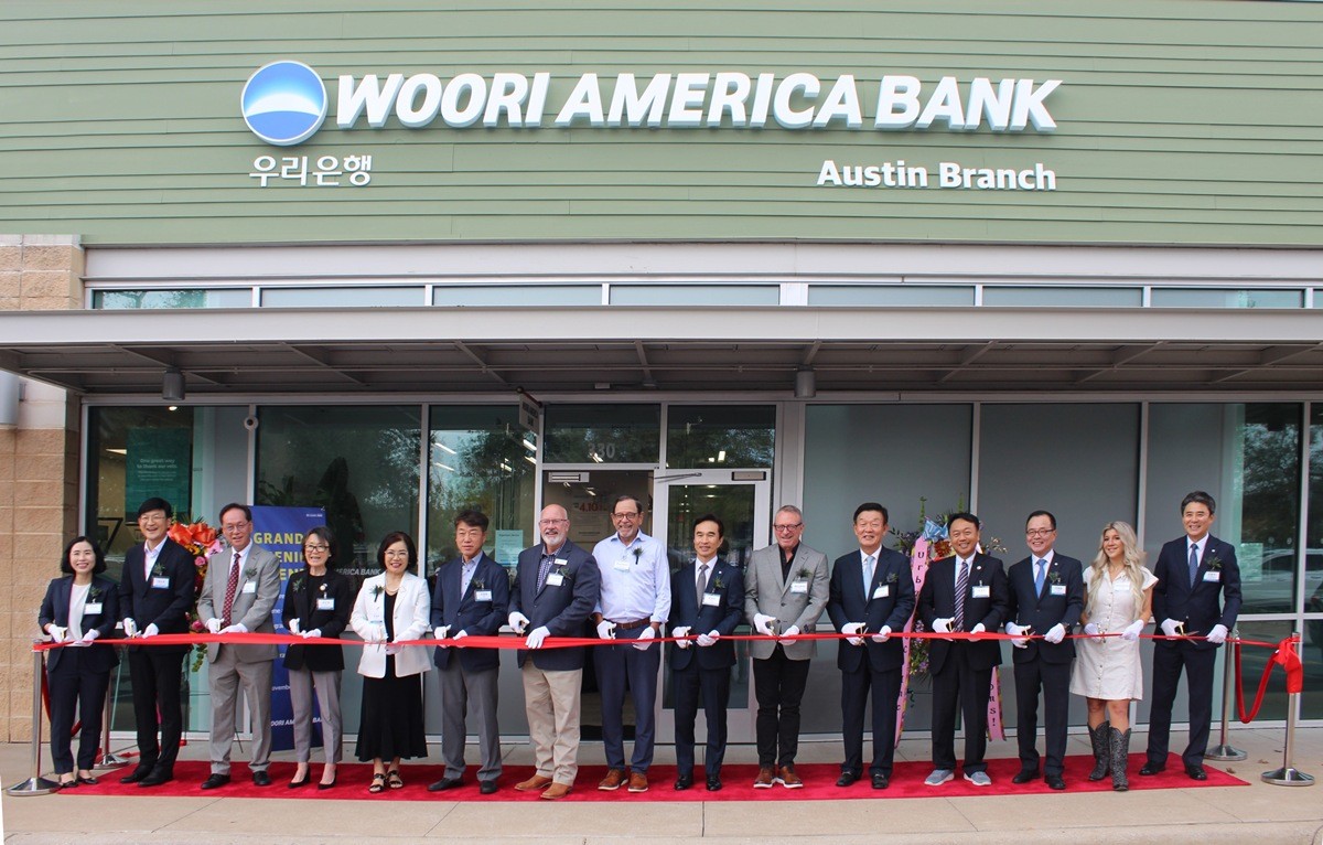 우리아메리카은행이 지난 19일(현지 시각) 미국 텍사스주 오스틴지점 개점행사를 개최했다. 류형진 우리은행 글로벌그룹장(왼쪽 9번째), 이태훈 우리아메리카은행 법인장(왼쪽 13번째), 마크듀발 오스틴 아시안상공회의소 CEO(왼쪽 10번째), 에릭보이스 시더파크 시의원(왼쪽 7번째), 데이브 포터 윌리암슨카운티 경제개발청 이사(왼쪽 8번째), 이옥희 오스틴 한인회장(왼쪽 5번째), 지은현 코리아텍사스포럼 대표(왼쪽 4번째)와 관계자들이 기념촬영을 하고 있다. / 우리은행