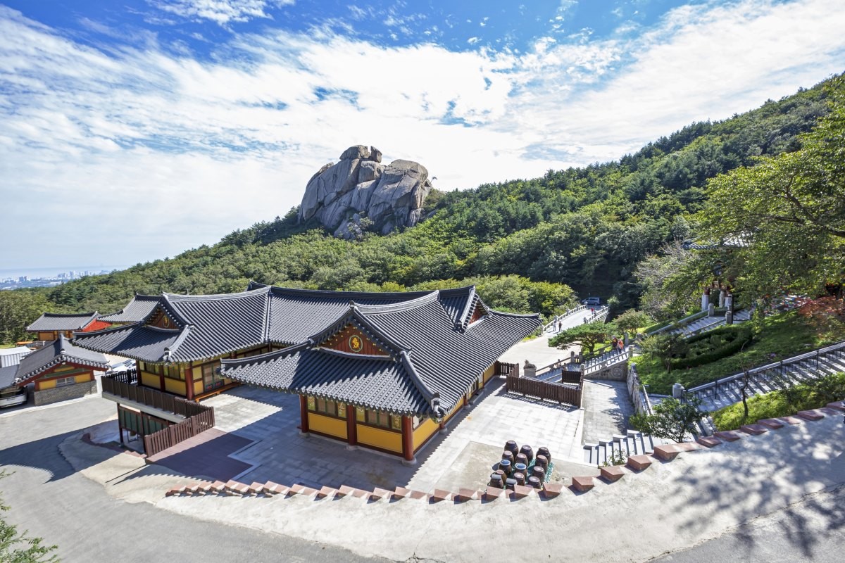 금강산 화암사와 수바위 / Stock for you-shutterstock.com