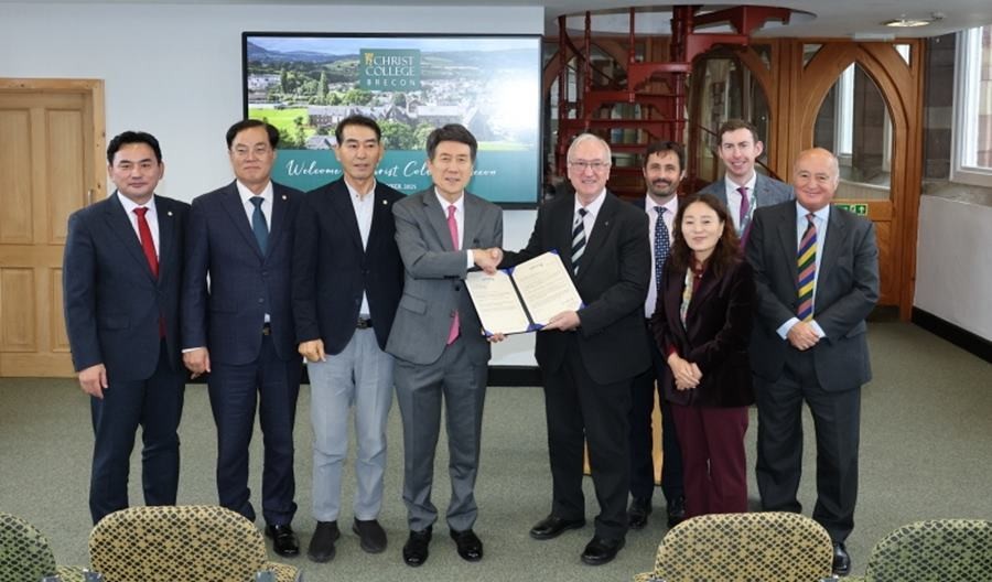 지난 10월 영국 크라이스트 칼리지 브레콘을 방문한 이강덕 시장 등 포항시 대표단이 학교측과 기념촬영을 하고 있다./포항시