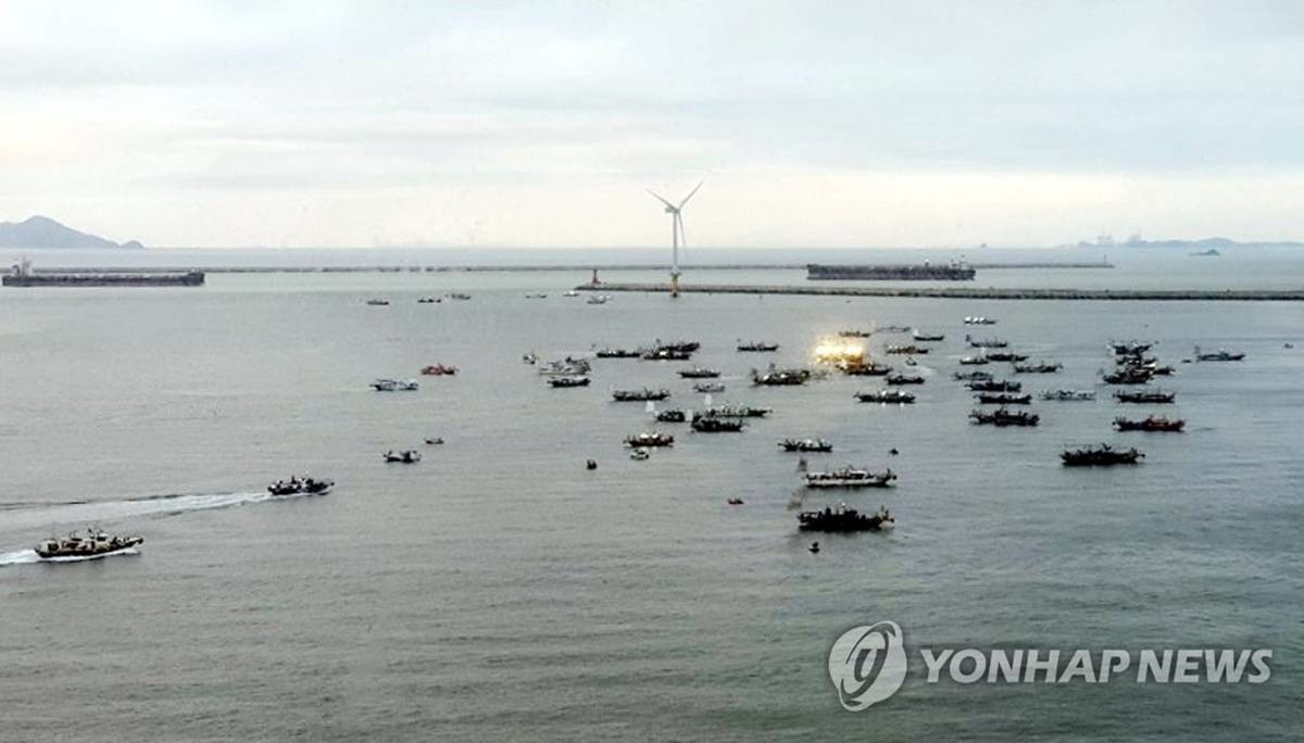 군산 앞바다에 몰린 주꾸미 낚시 어선 / 군산해경 제공, 연합뉴스