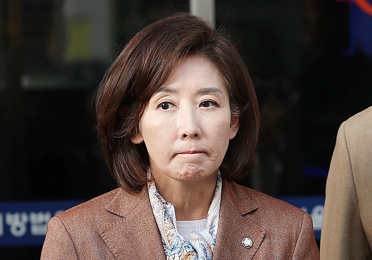 나경원 국민의힘 의원이 20일 서울남부지법에서 열린 '국회 패스트트랙 충돌' 1심 선고 공판을 마친 뒤 법정을 나서고 있다. / 연합뉴스