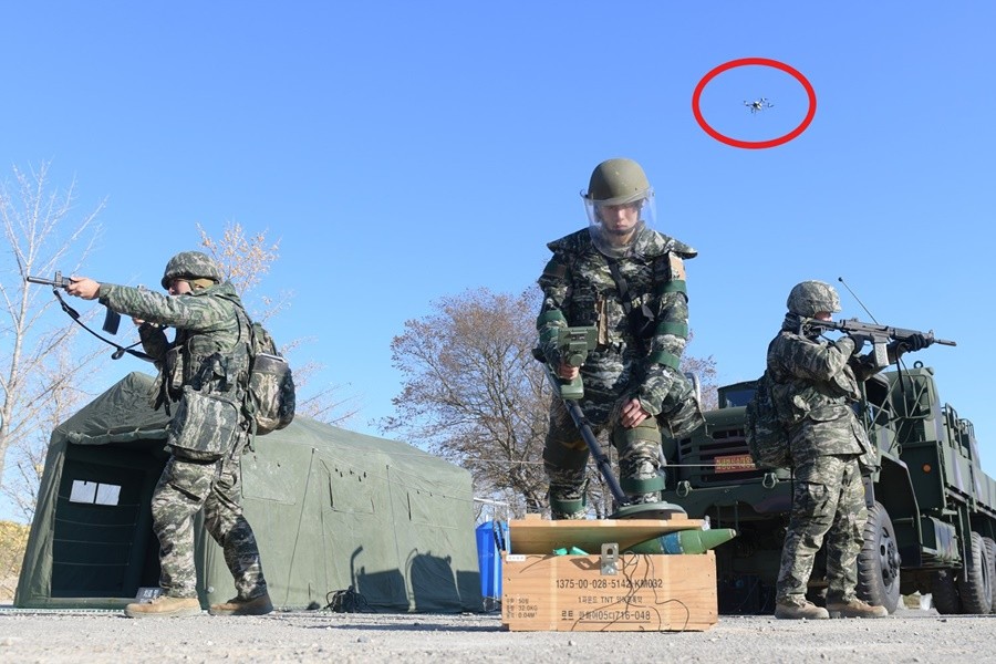 상륙군이 상용드론(SWID, 적색 원 안)을 활용해 화생방 물질을 탐지 및 식별하고 있다. / 이하 부대 제공