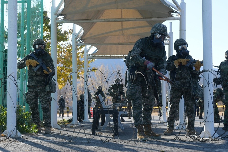 상륙군이 WMD 의심시설 주변에 적이 설치한 장애물을 개척하고 있다.