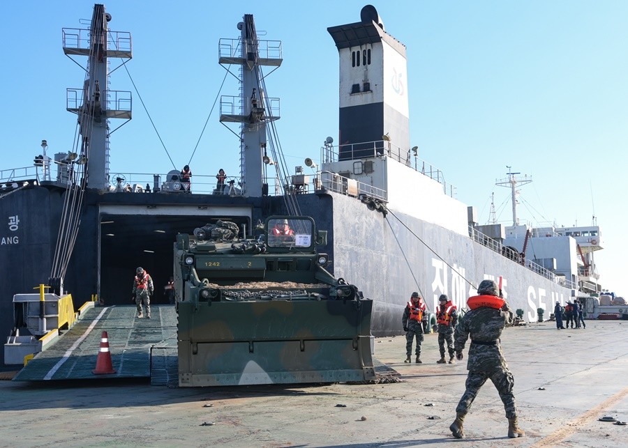 군수단이 민간 동원선박(장비수송선, 바지선, 도하지원선)을 활용해 해상에서 상륙장비를 환적하고 있다.