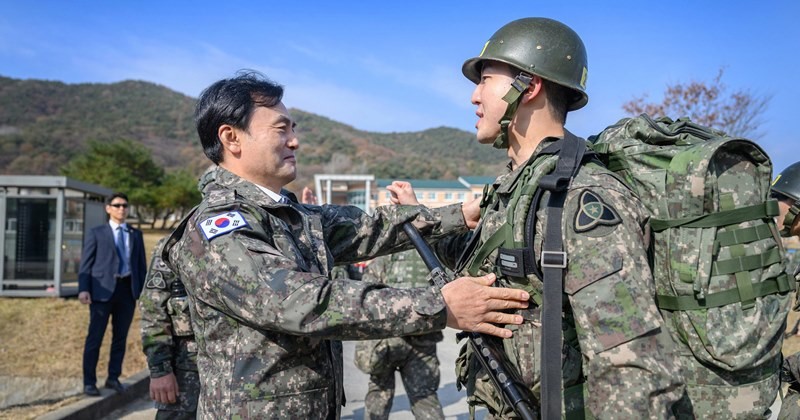 35사단을 방문한 안규백 국방부장관 / 뉴스1