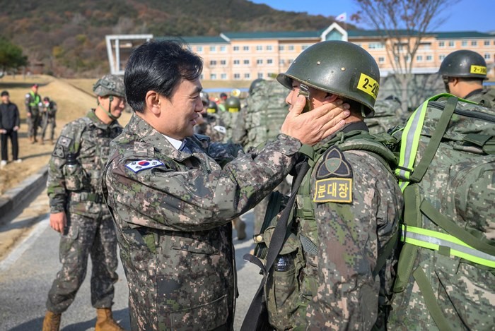 35사단을 방문한 안규백 국방부장관 / 뉴스1