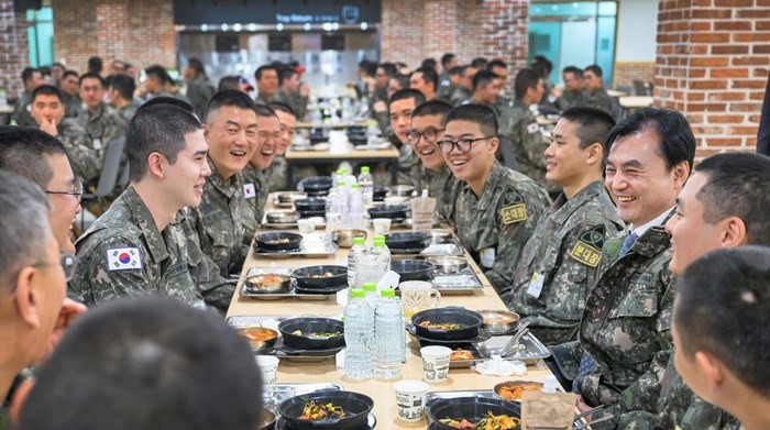 35사단을 방문한 안규백 국방부장관 / 뉴스1