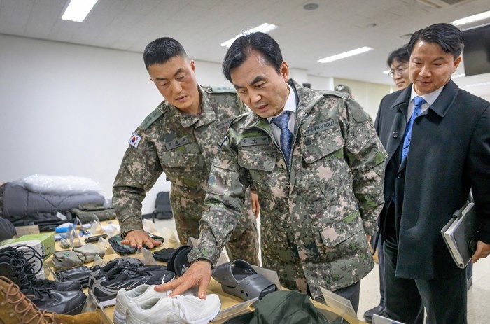 35사단을 방문한 안규백 국방부장관 / 뉴스1