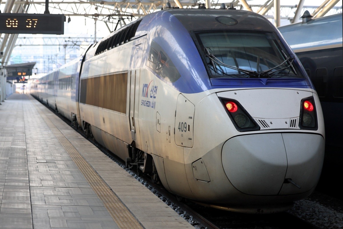 서울역에서 KTX(고속철도) 열차가 출발하고 있다. / 뉴스1