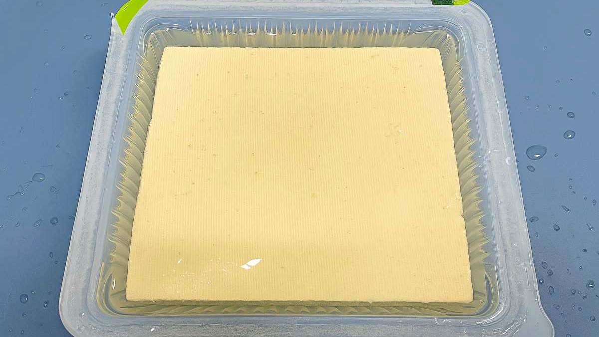 두부 팩에 든 물의 정체는? 기사 내용을 바탕으로 AI가 생성한 자료사진.