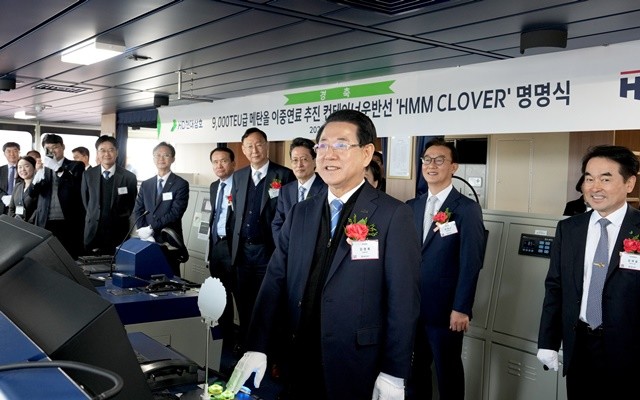 메탄올 이중연료추진 컨테이너 운반선인 HMM사의 ‘클로버(CLOVER)호’ 명명식 행사가 20일 영암 삼호읍 HD 현대삼호에서 열린 가운데 김영록 전라남도지사가 뱃고동 시연을 하고 있다.