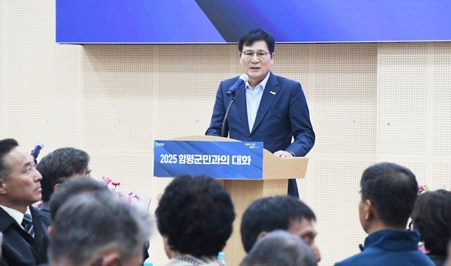 전남 함평군은 20일 함평어울림커뮤니티센터 대회의실에서  함평읍민과의 대화의 시간’를 갖고 지역 현안및 미래 비전을 함께 나누는 뜻깊은 시간을 가졌다. 이상익 함평군수가 인사말을 하고 있다.   / 이하/ 노해섭 기자