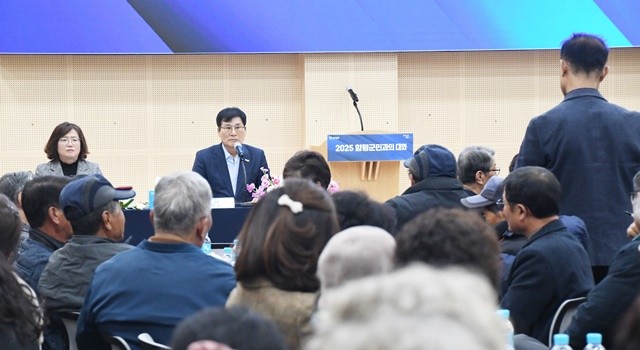 전남 함평군은 20일 함평어울림커뮤니티센터 대회의실에서  함평읍민과의 대화의 시간’를 갖고 지역 현안및 미래 비전을 함께 나누는 뜻깊은 시간을 가졌다. 이상익 함평군수가 주민들의 질문을 경청하고 있다.