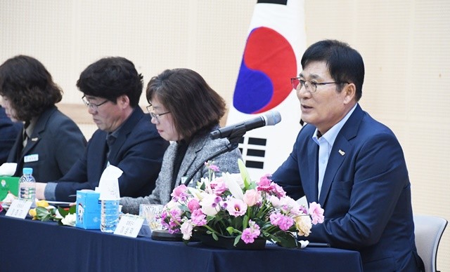 전남 함평군은 20일 함평어울림커뮤니티센터 대회의실에서  함평읍민과의 대화의 시간’를 갖고 지역 현안및 미래 비전을 함께 나누는 뜻깊은 시간을 가졌다. 이상익 함평군수가 주민들의 질문에 답변을 하고 있다.