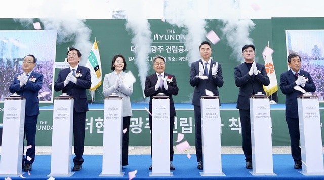 강기정 광주광역시장이 20일 오후 북구 옛 전방·일신방직 부지에서 열린 '더현대 광주 착공식'에 참석해 축하 발파 퍼포먼스를 하고 있다. /광주광역시 제공