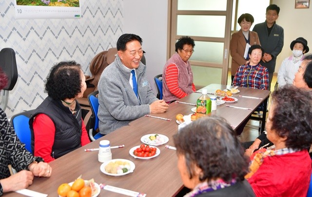 19일 남면 죽분경로당을 찾은 김한종 장성군수가 어르신들과 환담을 나누고 있다. 장성군 제공
